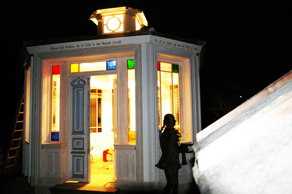 Pavillon Bau: Die Beleuchtung bringt die Fenster und die Laterne zum Leuchten